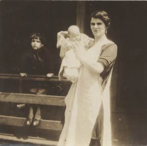 Possibly Anna McAnsh Summerville, Hazel, and Jessie in arms